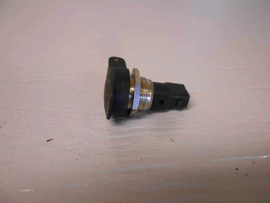 12V zásuvka BMW