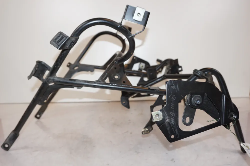 Držák horní kapotáže BMW