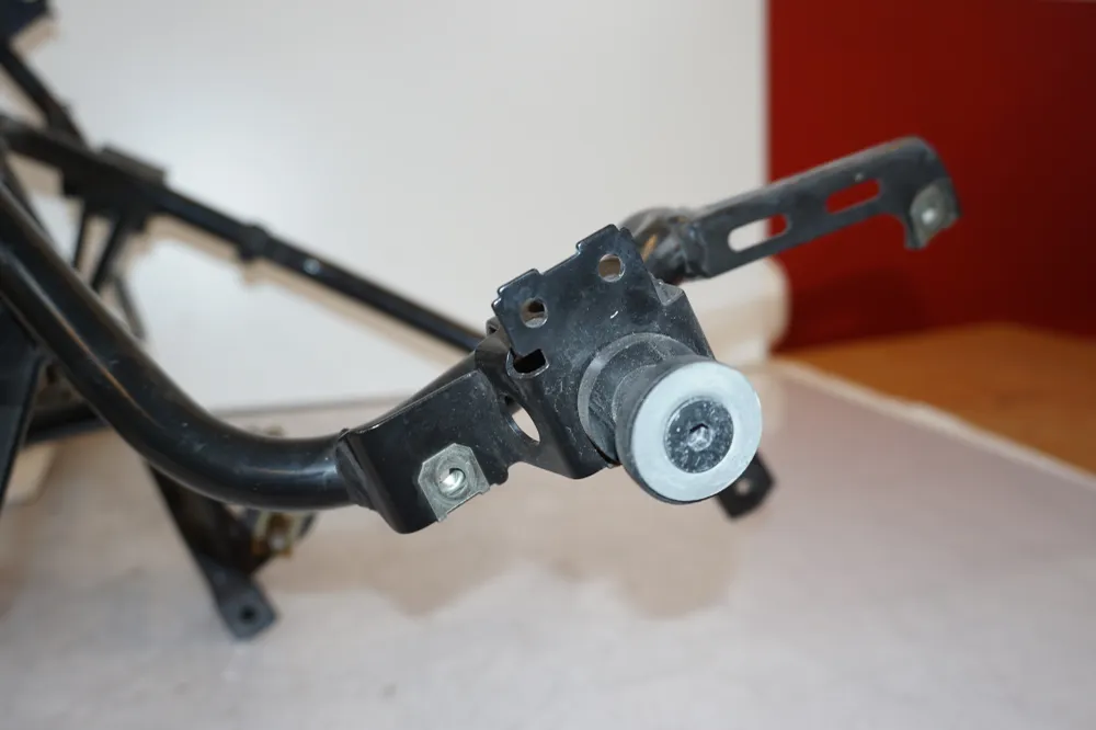 držák horní kapoty BMW