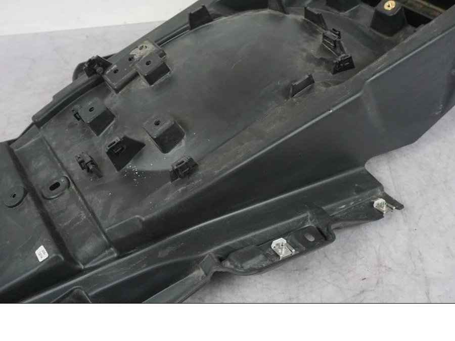 Kryt pod sedlem BMW