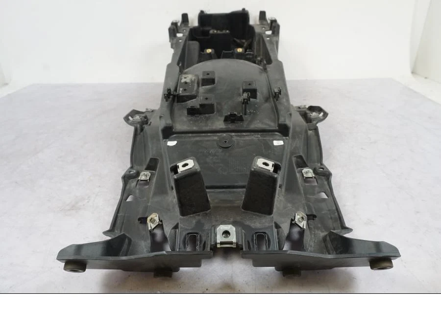 Kryt pod sedlem BMW