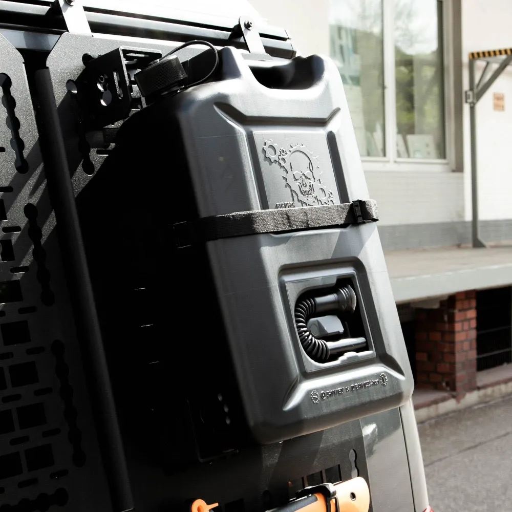 B-Ware: 040parts Benzinkanister 20L Schwarz im Totenkopf Design Kraftstoffkanister für Benzin Diesel und AdBlue Made Germany