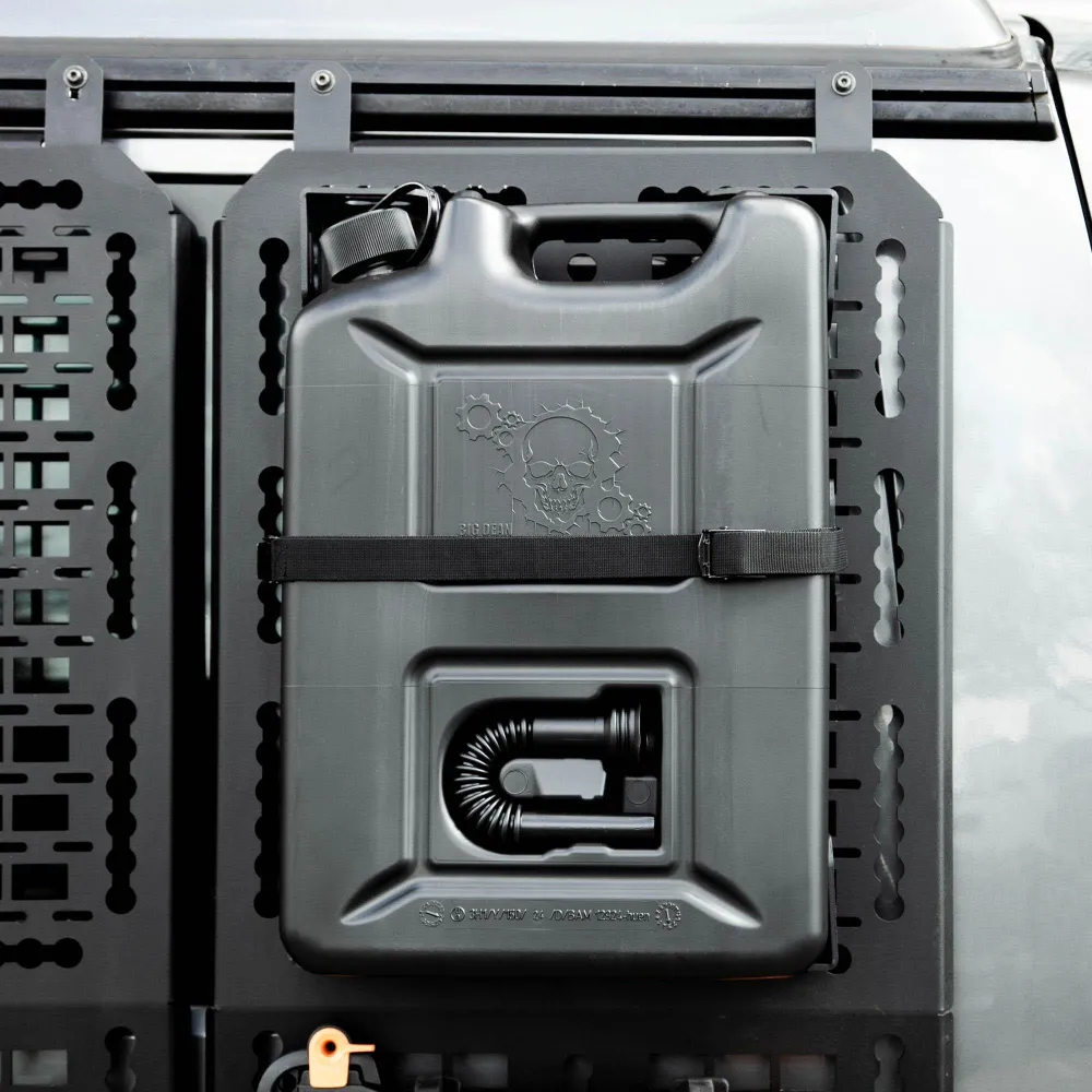 B-Ware: 040parts Benzinkanister 20L Schwarz im Totenkopf Design Kraftstoffkanister für Benzin Diesel und AdBlue Made Germany