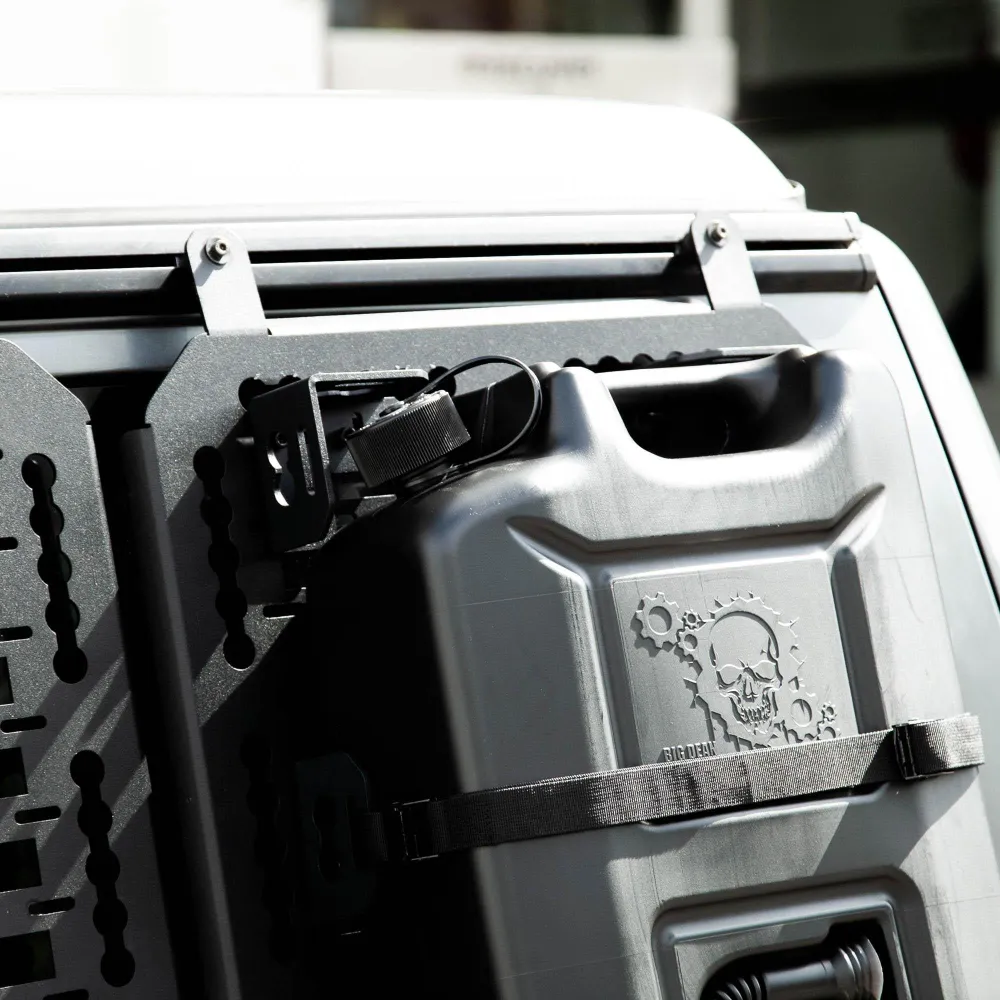 B-Ware: 040parts Benzinkanister 20L Schwarz im Totenkopf Design Kraftstoffkanister für Benzin Diesel und AdBlue Made Germany