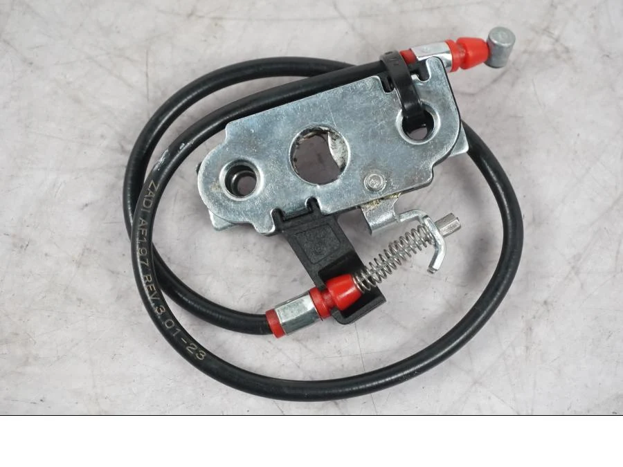 Mechanismus zámku sedla Ducati