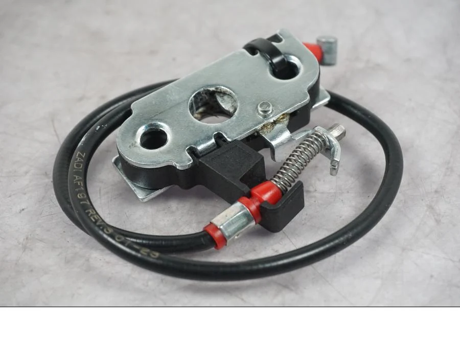 Mechanismus zámku sedla Ducati
