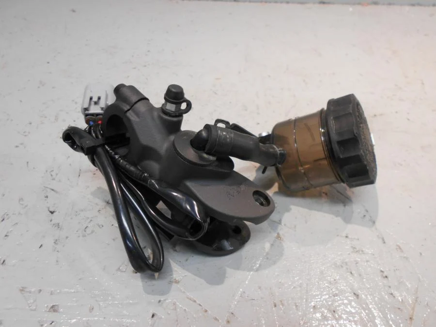 Hlavní brzdový válec Kawasaki