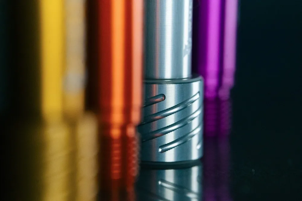 Osa předního kola WOLF TOOTH pro vidlici FOX 36/38 15x110 mm Boost Violet