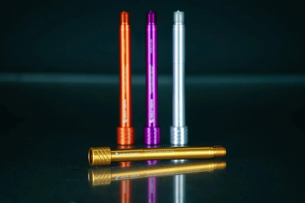 Osa předního kola WOLF TOOTH pro vidlici FOX 36/38 15x110 mm Boost Violet