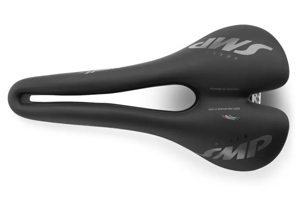 Sedlo SMP WELL šířka 144 mm karbonové lišty černé