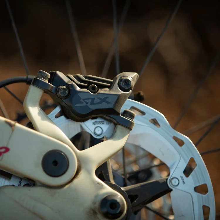 SHIMANO SLX M7120 4pístkový třmen kotoučové brzdy
