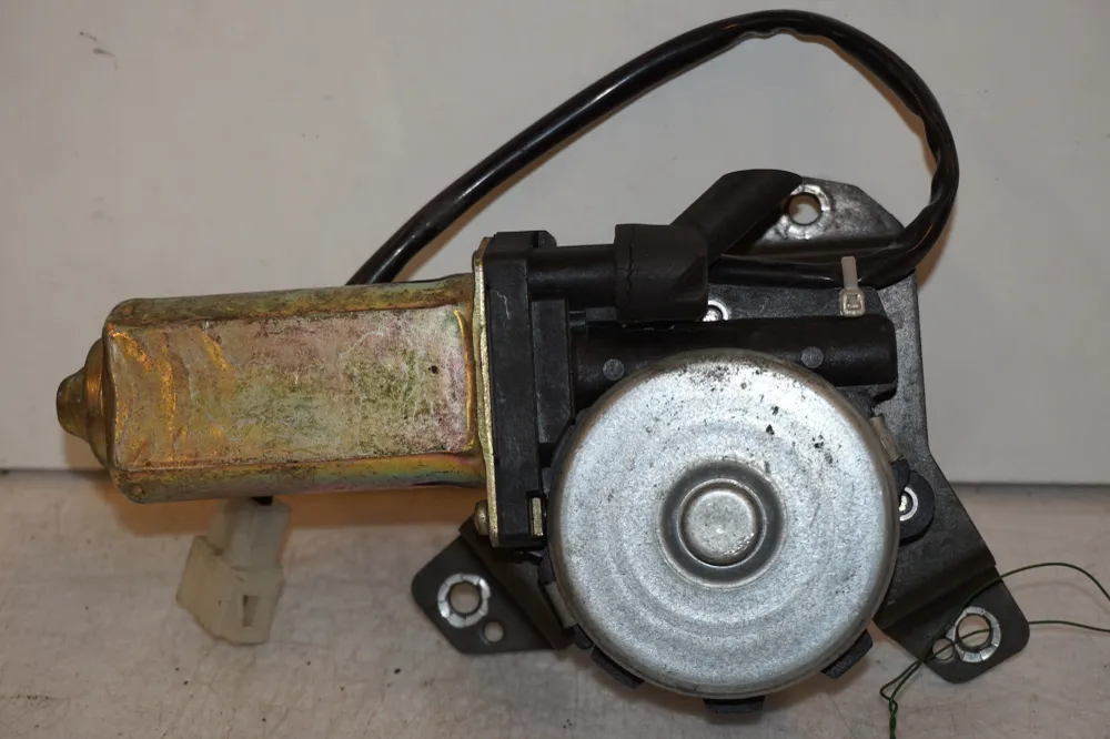 Motor čelního skla Suzuki