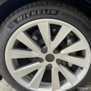 Tesla 3 18" Kryty kol Sport ve stříbrno-černém provedení s plným ráfkem