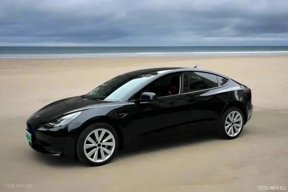 Tesla 3 18" Kryty kol Sport ve stříbrno-černém provedení s plným ráfkem
