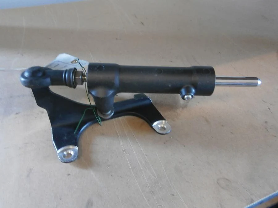 Tlumič řízení Triumph