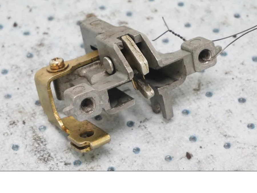 Mechanismus zámku sedla Yamaha